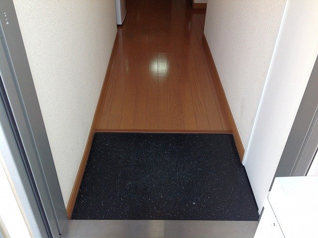 レオパレスサンフィールドの玄関