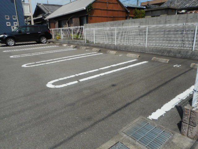 ベーネ　ルナの駐車場