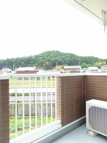 クレストールＤのバルコニー|暖かな日差しのふりそそぐバルコニー