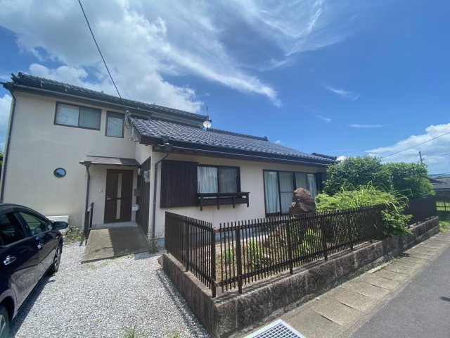 串間市大束駅そば2階建の外観|道路拡張に伴い2011年頃に内装も含めて一部リフォームされています