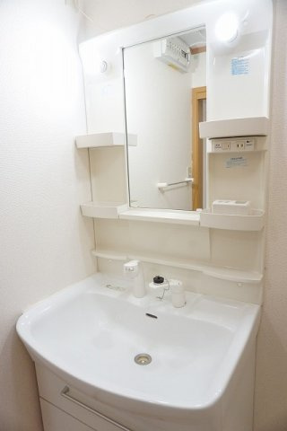 シャン・ド・フルール　Ｂの洗面所|明るい洗面所です