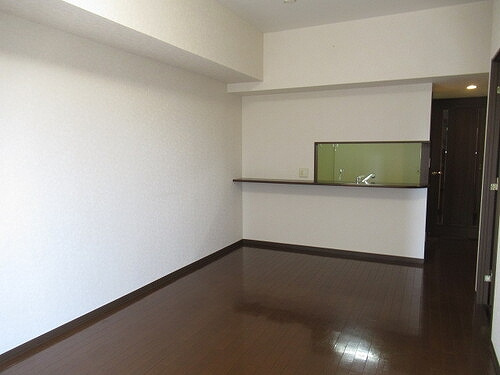 ライオンズヴィアーレ大宮の居間・リビング|リビングダイニング（別角度）