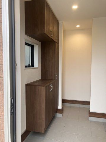 ６５５４５　岐阜市薬師町新築戸建の玄関