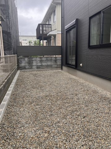 ６５５４５　岐阜市薬師町新築戸建の庭