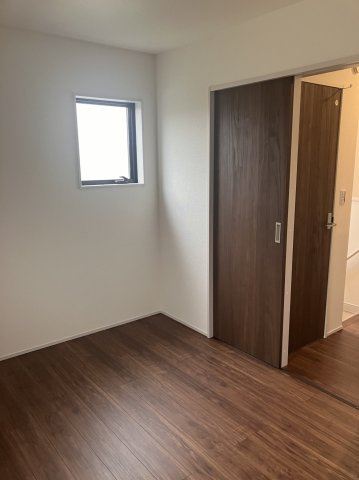 ６５５４５　岐阜市薬師町新築戸建の洋室