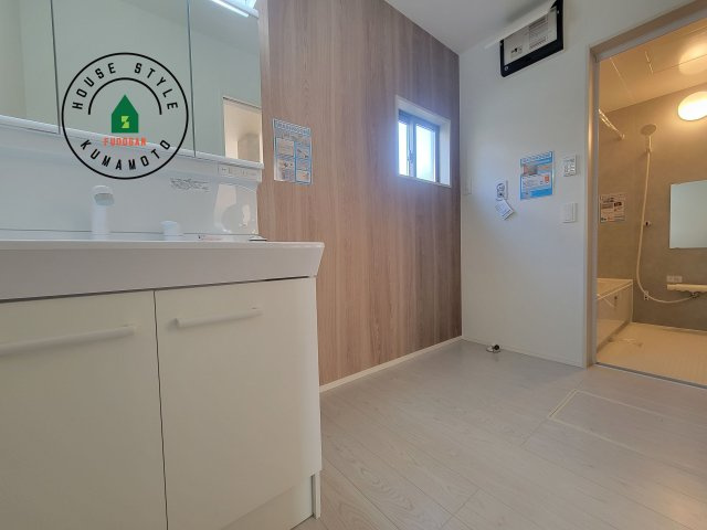 熊本市東区東京塚町第1-2棟（1号棟）　の内観：施工例|ゆとりの洗面スペースで朝の身支度もスムーズに。暮らしを快適に変えるシャワー付洗面台です！