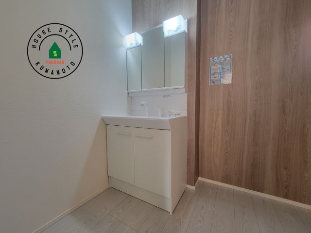 熊本市東区東京塚町第1-2棟（1号棟）　の内観：施工例|毎日使うものだから清潔な空間を保ちたい水回り。洗面にはそんな願いを解消させてくれる収納アイデアが満載です。三面鏡の裏側にはキャビネットが現れ小物から背の高い物まで収納できます。