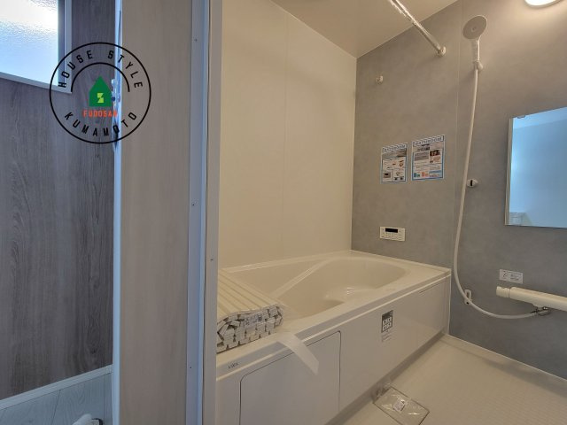 熊本市東区東京塚町第1-2棟（1号棟）　の内観：施工例|ウ窓もあるので換気も安心ですね。同社仕様。1日の疲れを癒してくれる広々バスルーム。雨の日のお洗濯にも大活躍な浴室乾燥機付です！