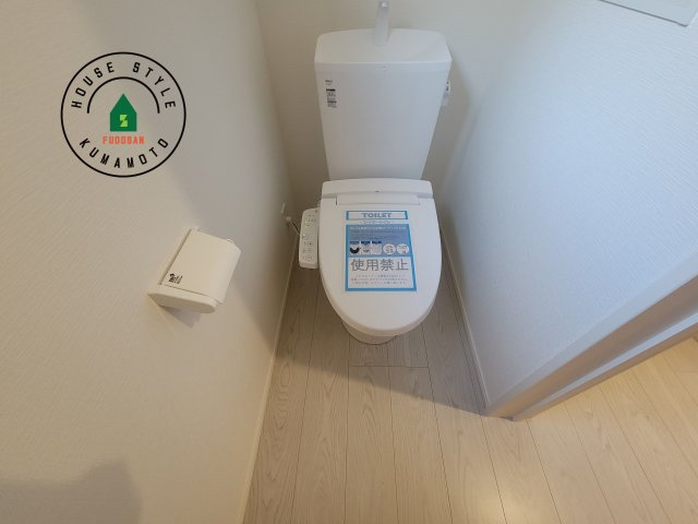 熊本市東区東京塚町第1-2棟（1号棟）　の内観：施工例|温水洗浄便座を完備しております。2ヶ所にトイレがあるのは朝の慌ただしい時間も安心です。