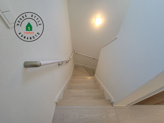 熊本市東区東京塚町第1-2棟（1号棟）　の内観：施工例|階段からも明るい光が入ります。採光や通風も階段の重要な役割です。