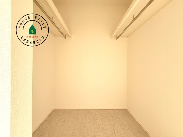 熊本市東区東京塚町第1-2棟（1号棟）　の内観：施工例|洋服や大きな荷物が多い方や人数の多いご家族などは、一般的なクローゼットよりもウォークインクローゼットのほうが使い勝手が良いです。