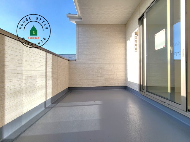 熊本市東区東京塚町第1-2棟（1号棟）　の外観：施工例|風をしっかりと感じられるバルコニーでは、毎日が洗濯日和です。広々としているので洗濯も楽しくなるでしょうし、気分転換にバルコニーからの眺めを楽しむのもいいでしょう。