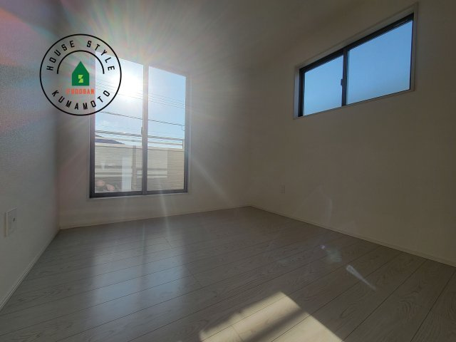 熊本市東区東京塚町第1-2棟（1号棟）　の内観：施工例|柔らかい陽光が差し込む明るいお部屋を演出する設計。彩光の取れる窓が気持ちの良いお部屋を創り上げます。