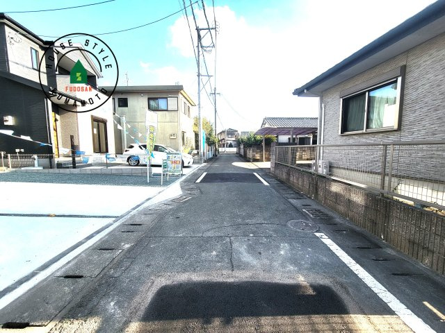 熊本市東区東京塚町第1-2棟（1号棟）　の前面道路含む現地写真|前面道路は閑静な住宅地をはしる車通りの少ない道路。お車の出し入れが苦手なママや小さなお子様にも安心ですね。しっかり舗装もされているので、ベビーカーや自転車で通っても快適に通行できます。