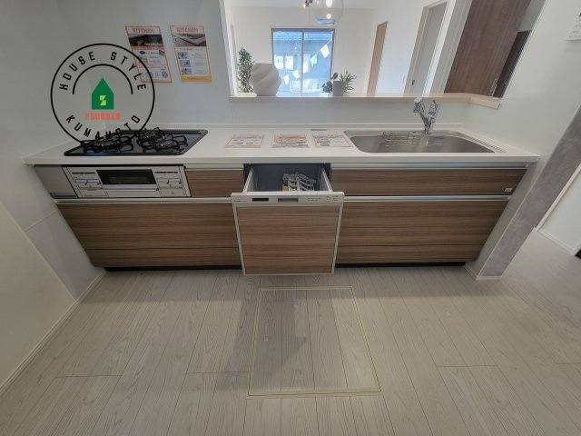 熊本市東区東京塚町第1-2棟（1号棟）　の内観：施工例|ご家族を近くに感じられる対面キッチンのLDK。会話もはずみそうですね。