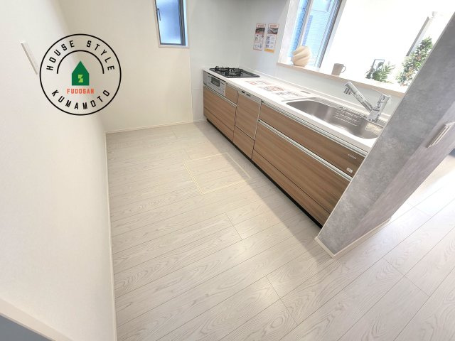 熊本市東区東京塚町第1-2棟（1号棟）　の内観：施工例|ダイニングテーブルへの配膳がラクラク、お料理はかどるカウンター付きシステムキッチン！