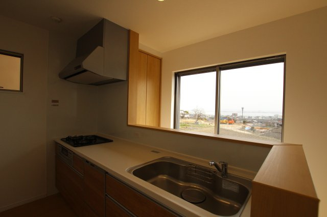 ピースタウン大津高砂建売のキッチン|琵琶湖が見えるキッチン
琵琶湖を眺めながら家事が出来るように設計しました。