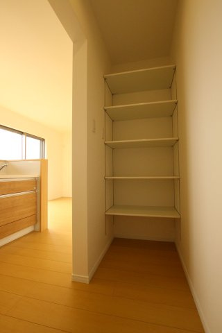 ピースタウン大津高砂建売の収納|パントリー
たっぷり収納できるパントリーは、食料品のストックやキッチン用品の整理に大活躍。
スッキリ片付いたキッチンで快適な暮らしを。