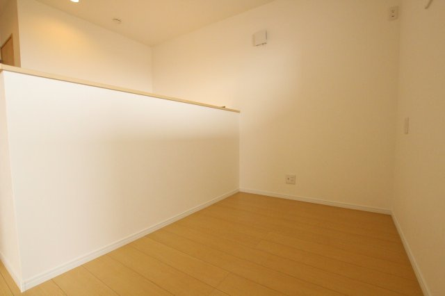 ピースタウン大津高砂建売の内装|多目的に使える2階ホール
ワークスペースや読書コーナー、子供の遊び場などライフスタイルに合わせて使える便利な空間。
アイデア次第で活用の幅が広がります。