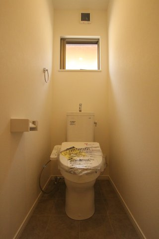 ピースタウン大津高砂建売のトイレ|2階トイレ