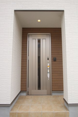 ピースタウン大津高砂建売の玄関