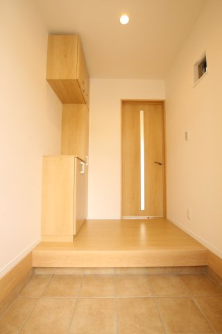 ピースタウン大津高砂建売の玄関