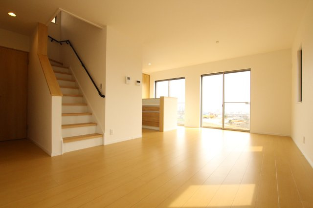 ピースタウン大津高砂建売の居間・リビング|25帖以上の広々としたLDK
家族がゆったりとくつろげる開放的な空間。
大きな窓から自然光が差し込み、明るく心地よいリビングに