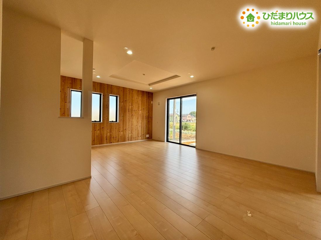 寄居町赤浜第4　新築一戸建て　リーブルガーデン　01の居間・リビング|温かみのある色のLDK★
家族団らんの時間も増えそうですね！					