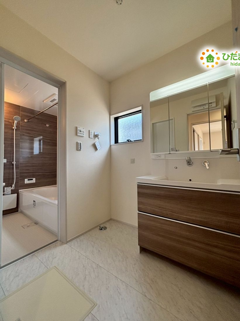 寄居町赤浜第4　新築一戸建て　リーブルガーデン　01の独立洗面台|ゆとりの洗面スペースで朝の身支度もスムーズにできちゃいます!(^^)!							