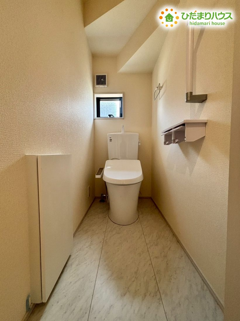 寄居町赤浜第4　新築一戸建て　リーブルガーデン　01のトイレ|小窓が付いているので、トイレも明るい空間になっております！