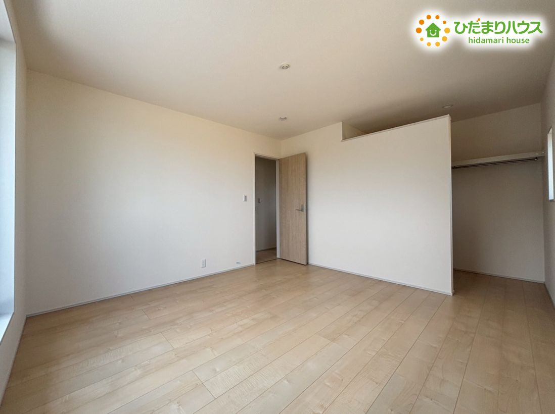 寄居町赤浜第4　新築一戸建て　リーブルガーデン　01の内装|広めの主寝室は、ベッドの他にもパソコンデスクやドレッサーなども置けちゃいます(*^-^*)								