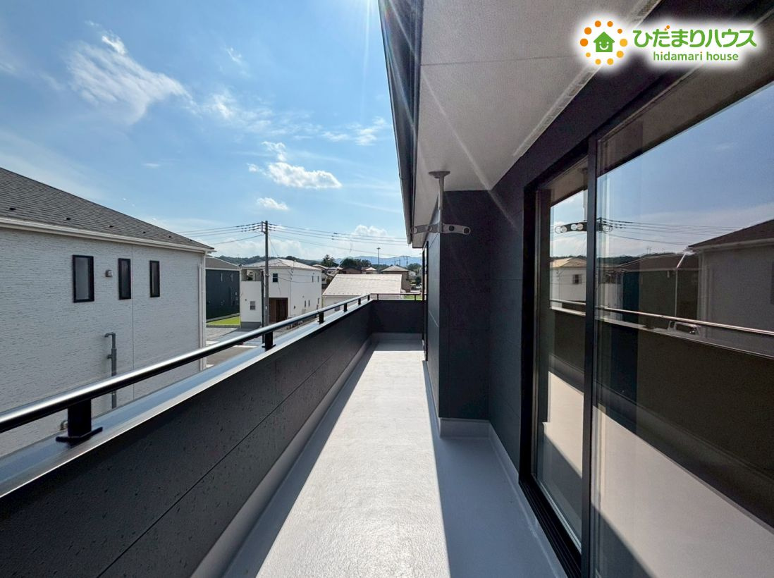 寄居町赤浜第4　新築一戸建て　リーブルガーデン　01のバルコニー|2部屋から出入りできるバルコニー☆彡
十分な広さがあるのでご家族全員のお洋服もらくらく干せちゃいます( *´艸｀)