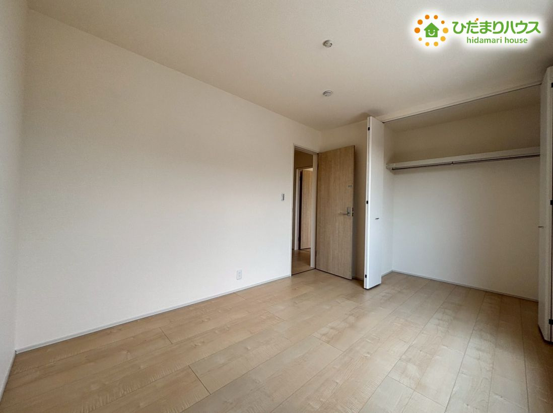 寄居町赤浜第4　新築一戸建て　リーブルガーデン　01の収納|大容量のクローゼット！ハンガーパイプ付き。
洋服をかけて収納すれば、「何を持っているか」忘れることもありません！											
