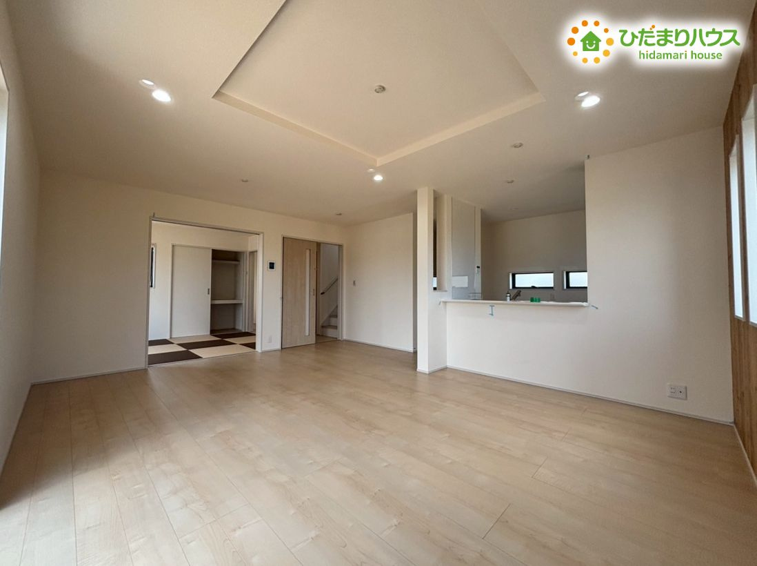 寄居町赤浜第4　新築一戸建て　リーブルガーデン　01の居間・リビング|ゆとりのある広さのLDKは19帖！
折上天井採用で開放感があります☆彡