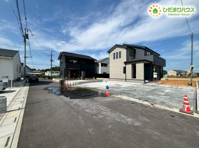 寄居町赤浜第4　新築一戸建て　リーブルガーデン　01の前面道路含む現地写真|前面道路幅6ｍで車の出入りもラクラク♪