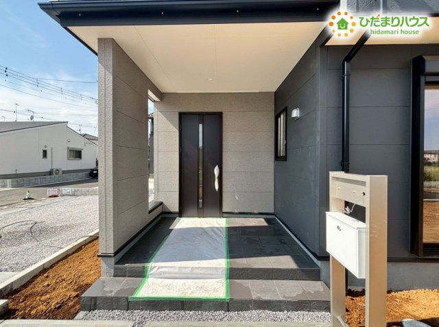 寄居町赤浜第4　新築一戸建て　リーブルガーデン　01の玄関|広々した玄関ポーチなので、雨や雪の際も濡れずに鍵を開けることができます！