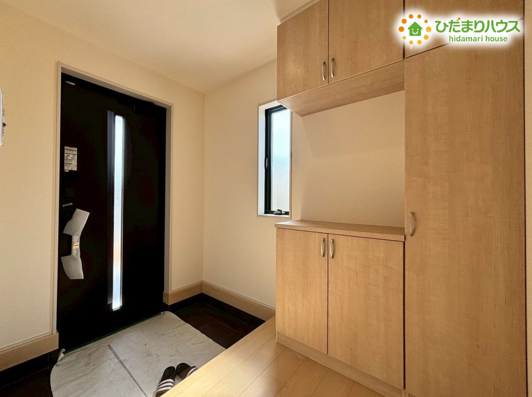 寄居町赤浜第4　新築一戸建て　リーブルガーデン　01の玄関|玄関がひろいので親子で並んで仲良く靴が履けますね！