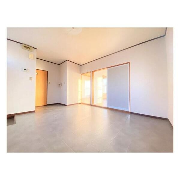 西山ハイツの居間・リビング