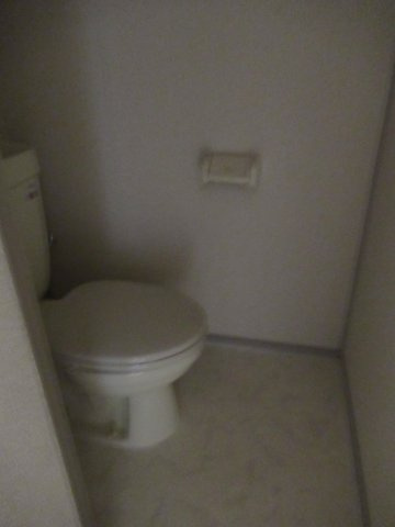 兵庫県公社　播磨城ノ宮３号棟のトイレ|小物を収納するのに便利です