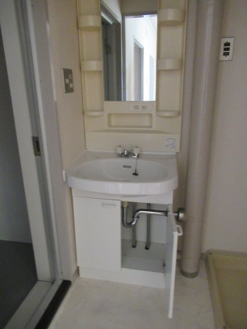 兵庫県公社　播磨城ノ宮３号棟の洗面所|スペースが確保できる洗面所です