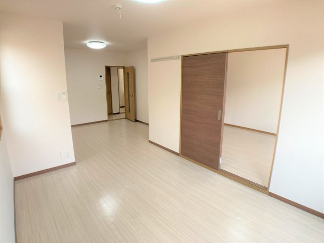 サンハイムホウゲツA棟の居間・リビング|別部屋反転間取のお写真になります。参考にご覧くださいませ。