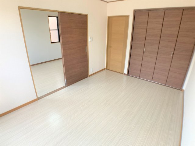 サンハイムホウゲツA棟の洋室|別部屋反転間取のお写真になります。参考にご覧くださいませ。