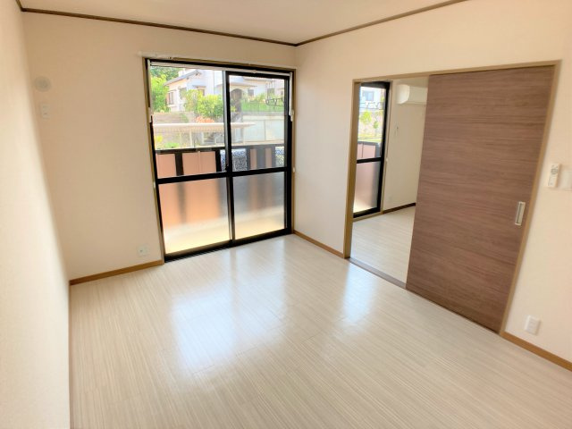 サンハイムホウゲツA棟の内装|別部屋反転間取のお写真になります。参考にご覧くださいませ。