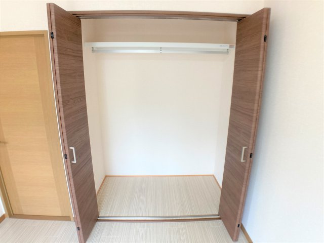 サンハイムホウゲツA棟の収納|別部屋反転間取のお写真になります。参考にご覧くださいませ。