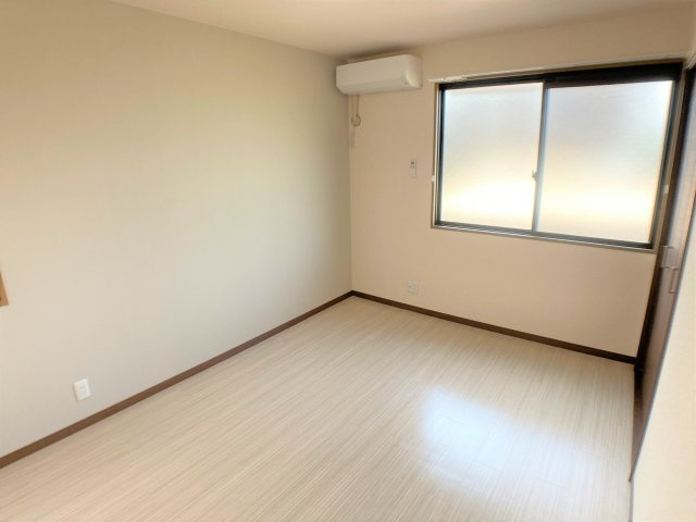 サンハイムホウゲツA棟の洋室|別部屋反転間取のお写真になります。参考にご覧くださいませ。