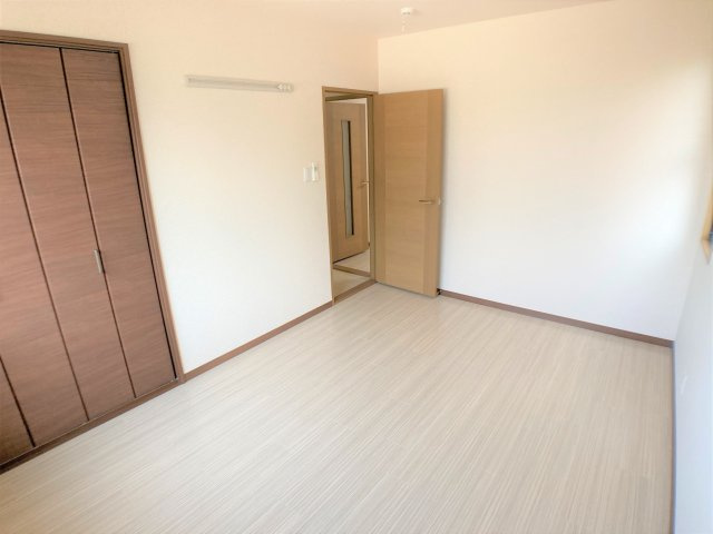 サンハイムホウゲツA棟の洋室|別部屋反転間取のお写真になります。参考にご覧くださいませ。