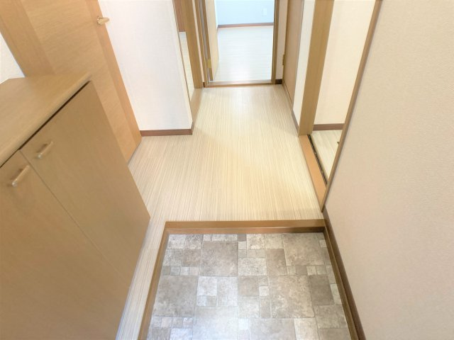 サンハイムホウゲツA棟の玄関|別部屋反転間取のお写真になります。参考にご覧くださいませ。