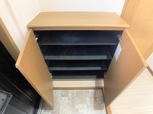 サンハイムホウゲツA棟の収納|別部屋反転間取のお写真になります。参考にご覧くださいませ。