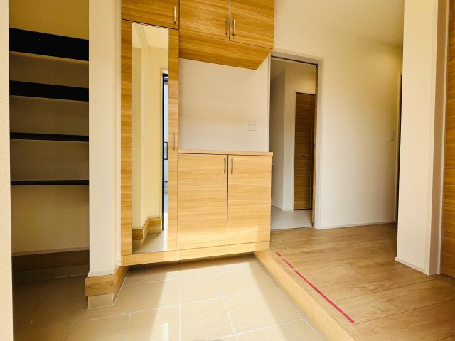 【玄関】 | 本庄市下野堂　ブルーミングガーデン　新築戸建　全2棟　1号棟