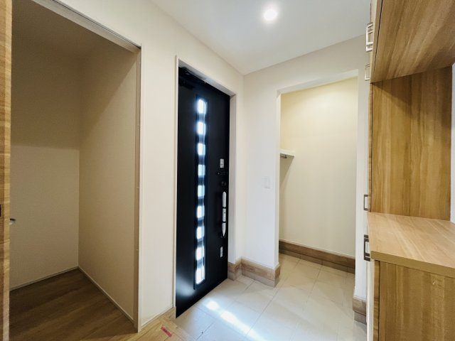 【玄関】 | 本庄市下野堂　ブルーミングガーデン　新築戸建　全2棟　1号棟